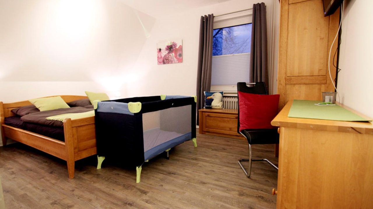 Doppezimmer mit viel Platz für Kinderbett_Möwe Doppezimmer mit viel Platz für Kinderbett_Möwe